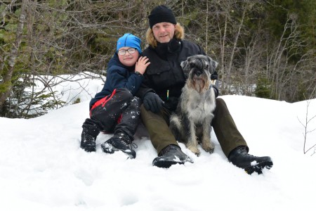 På utflykt i fjällen Hubbe med Husse Thomas och lillhusse Willgot påsk -15