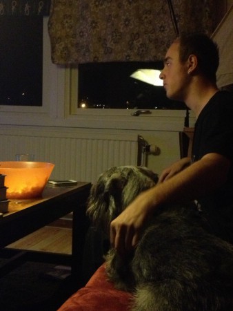 Dennis och Pepper äter poppcorn. Favorit hos de båda.