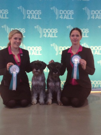 Nellie med sin syster Ellie i Norge på två dagar varsin ny titel. Ellie NORD JV -14 och Nellie NO JV -14 (med på bild Sofie och Jag)